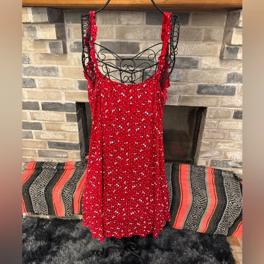 PrettyLittleThing Red Floral Sleeveless Dress - Picture 4 of 5
